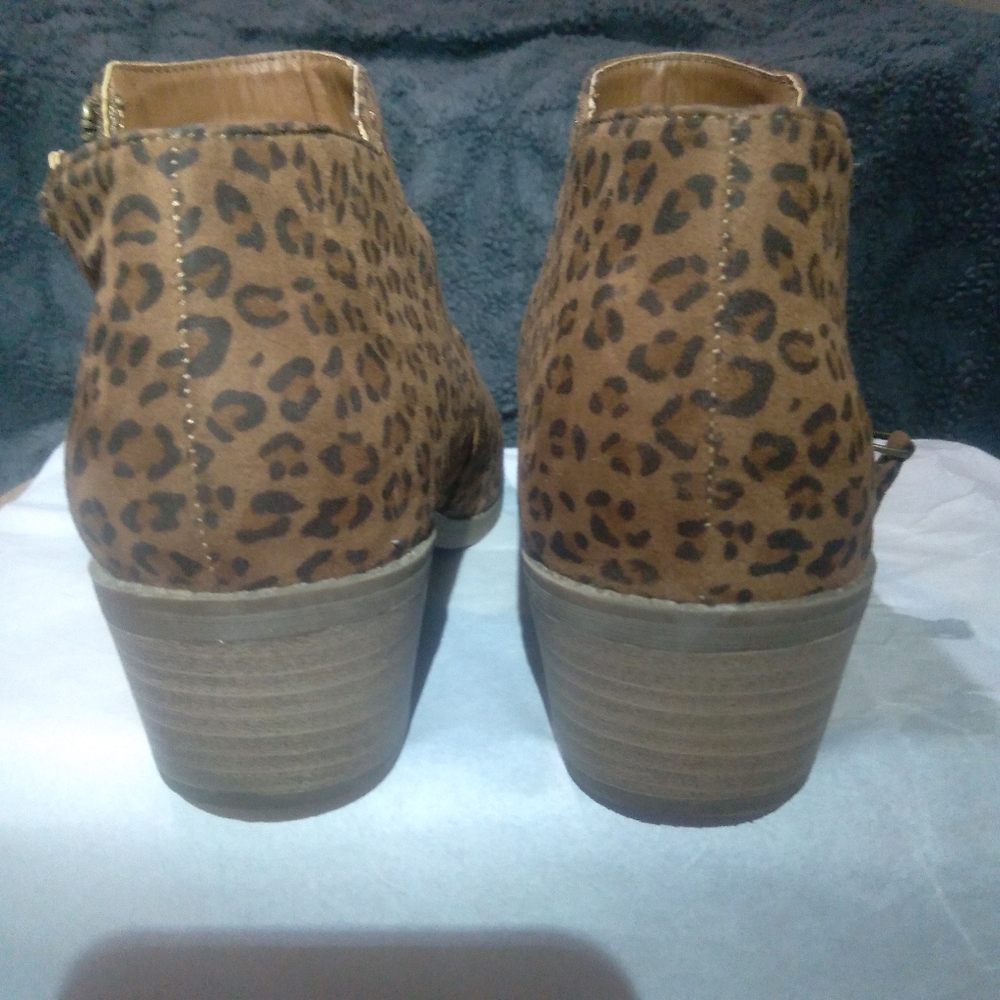 Time and Tru leopard print booties size 6 with memory foam - Picture 3 of 8